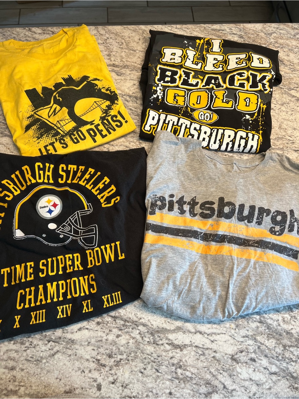 Mens Bundle of 4 Pittsburgh Steelers and Penguins Short Sleeve T-shirts Preloved